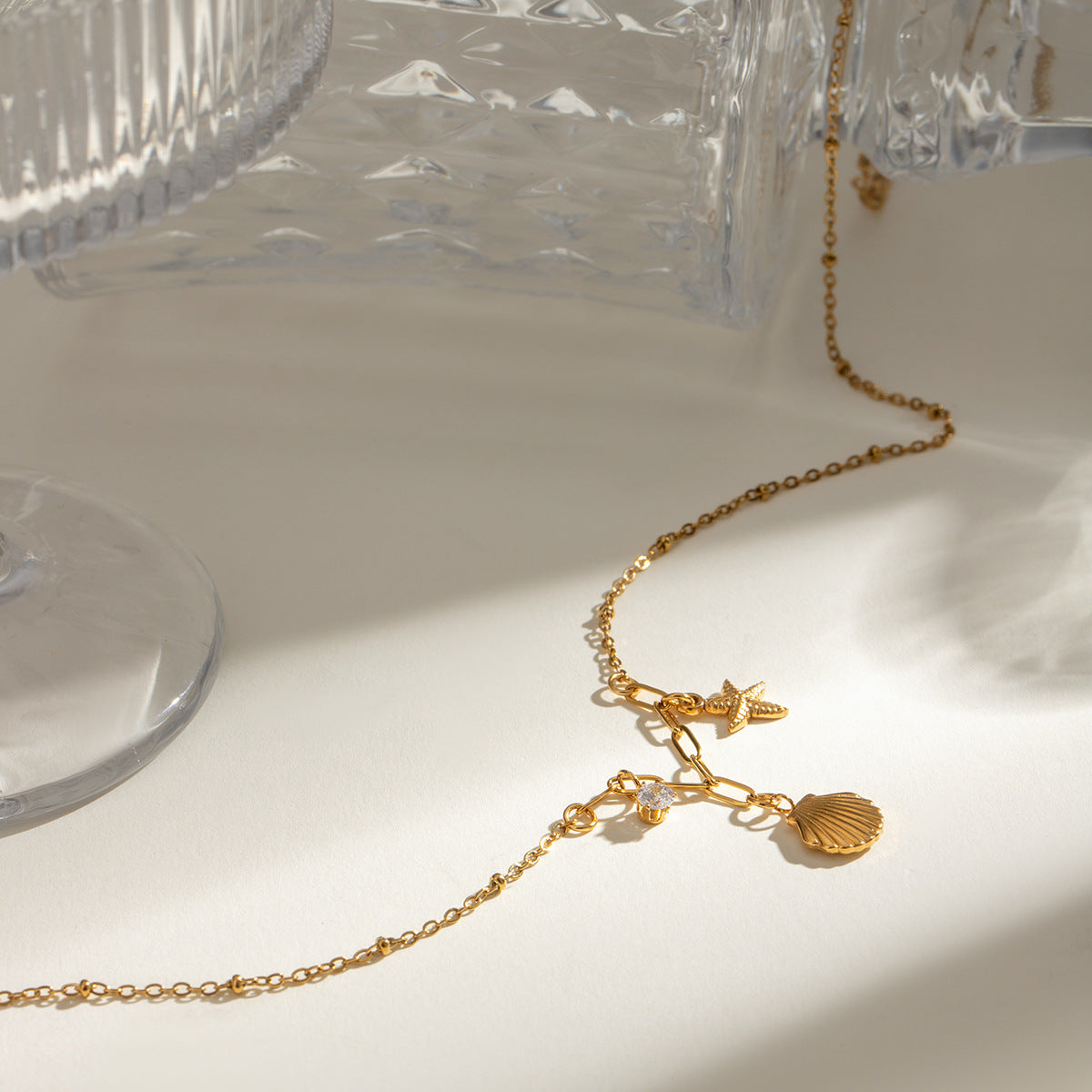 Small starfish shell zircon necklace - MERGE.DAY.1.FREESTYLE