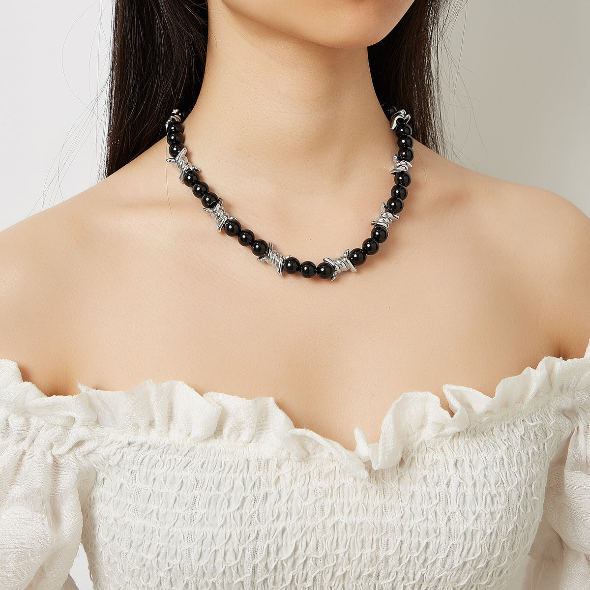 thorn black pearl white pearl necklace - MERGE.DAY.1.FREESTYLE