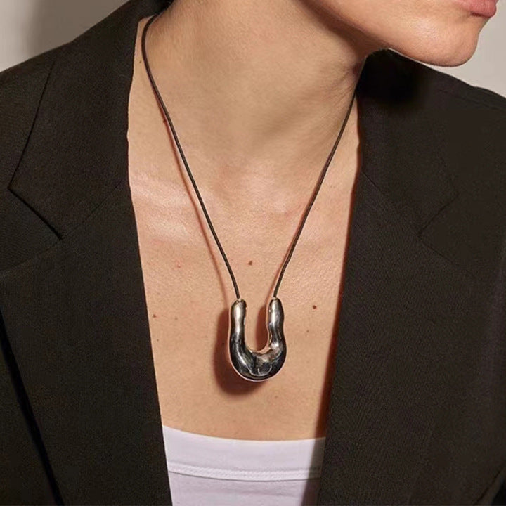 irregular horseshoe necklace - MERGE.DAY.1.FREESTYLE