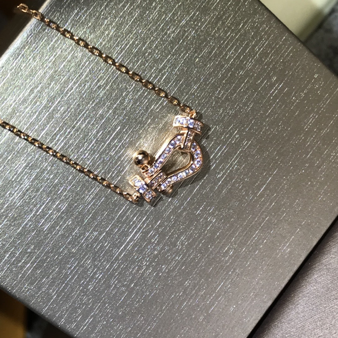 Diamond horseshoe necklace - MERGE.DAY.1.FREESTYLE