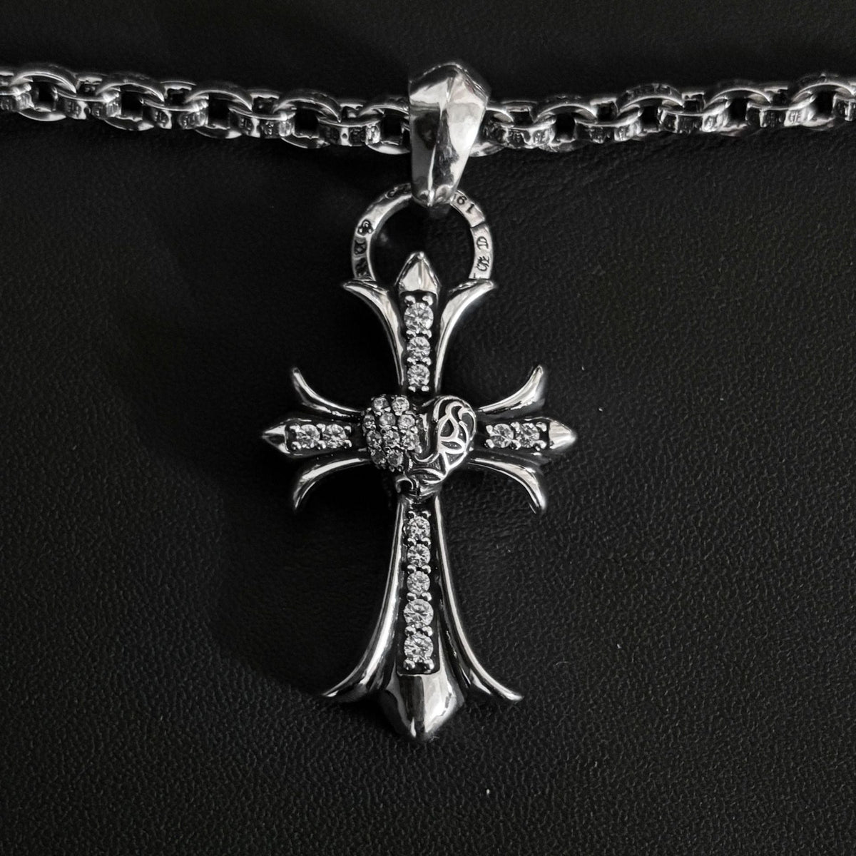 cross love letter chain necklace - MERGE.DAY.1.FREESTYLE