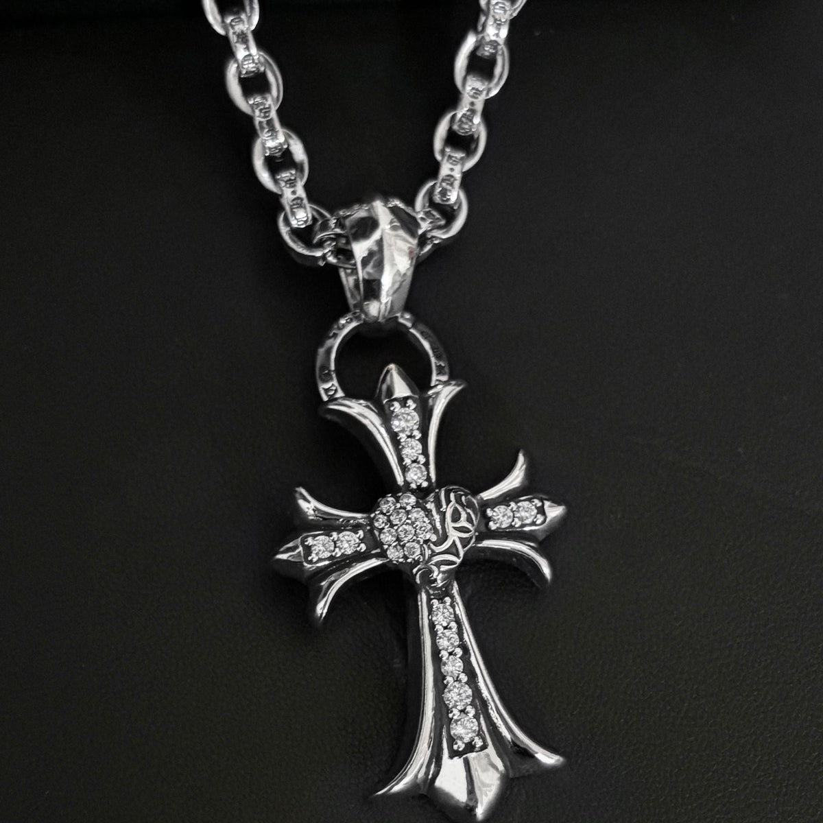 cross love letter chain necklace - MERGE.DAY.1.FREESTYLE