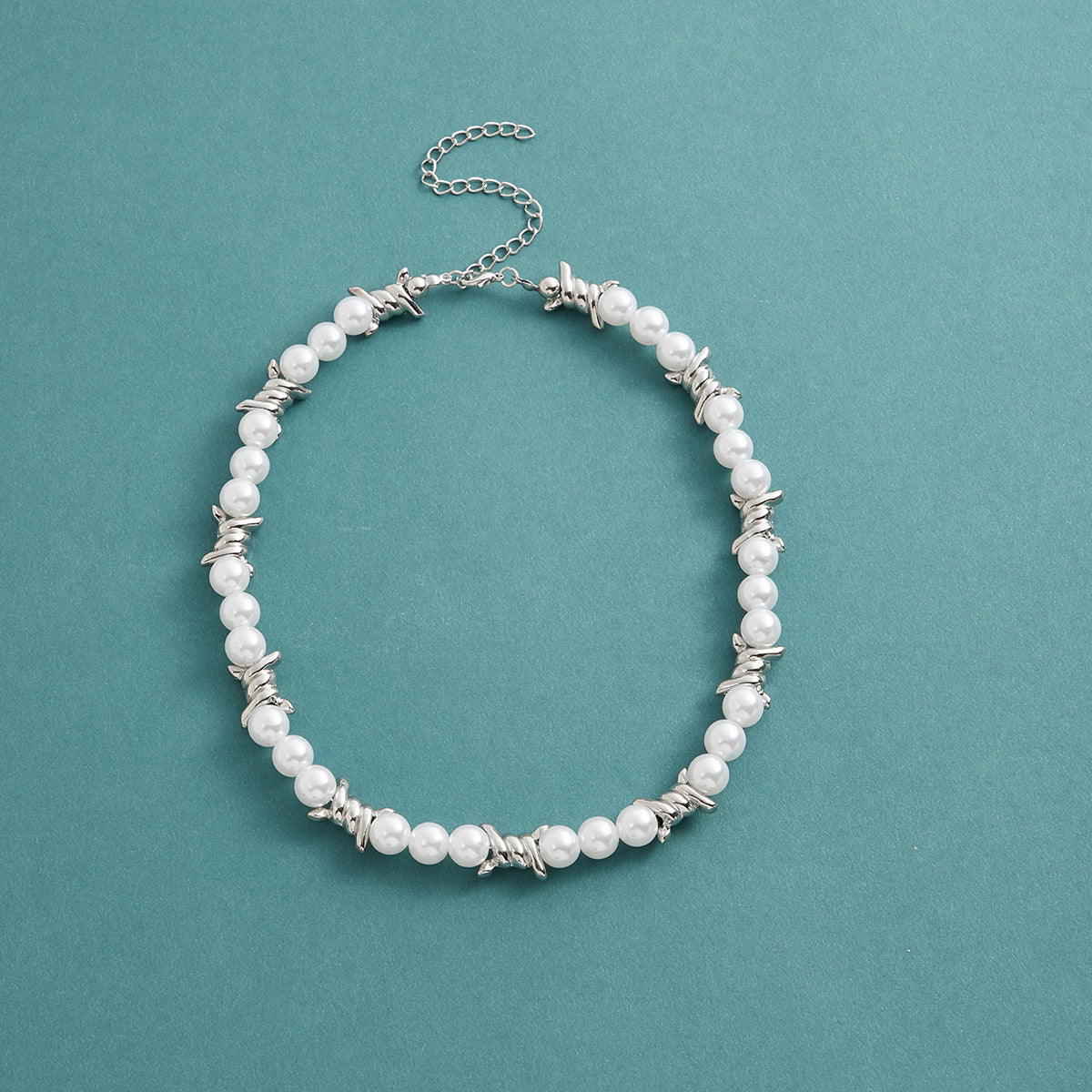 thorn black pearl white pearl necklace - MERGE.DAY.1.FREESTYLE