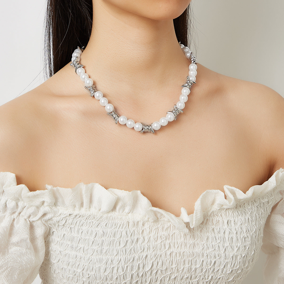 thorn black pearl white pearl necklace - MERGE.DAY.1.FREESTYLE