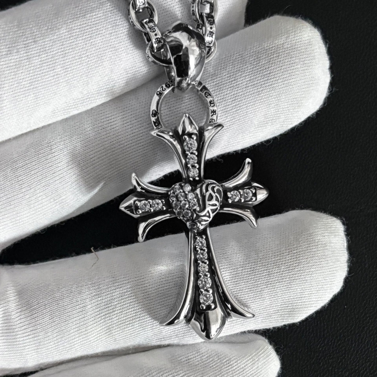 cross love letter chain necklace - MERGE.DAY.1.FREESTYLE