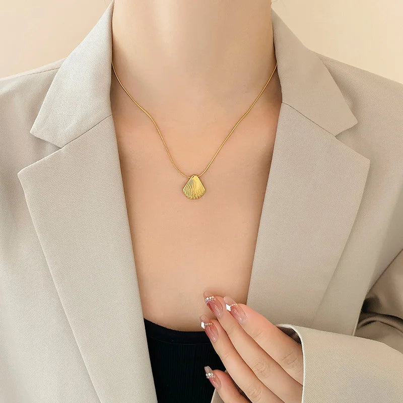 gold shell necklace - MERGE.DAY.1.FREESTYLE