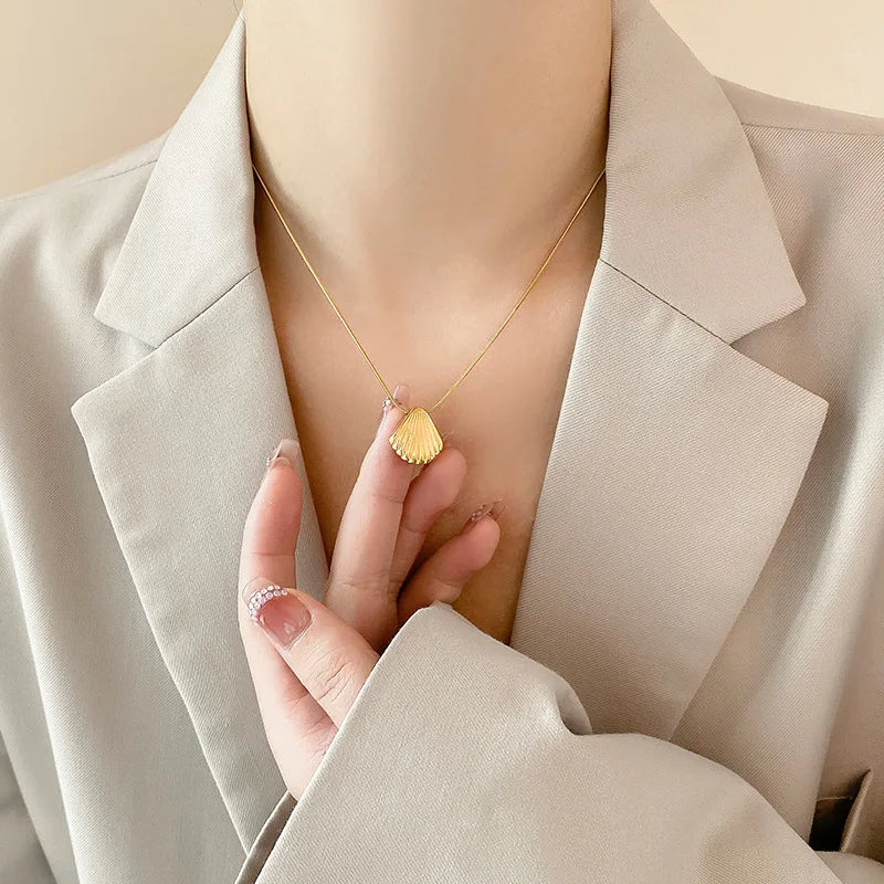 gold shell necklace - MERGE.DAY.1.FREESTYLE