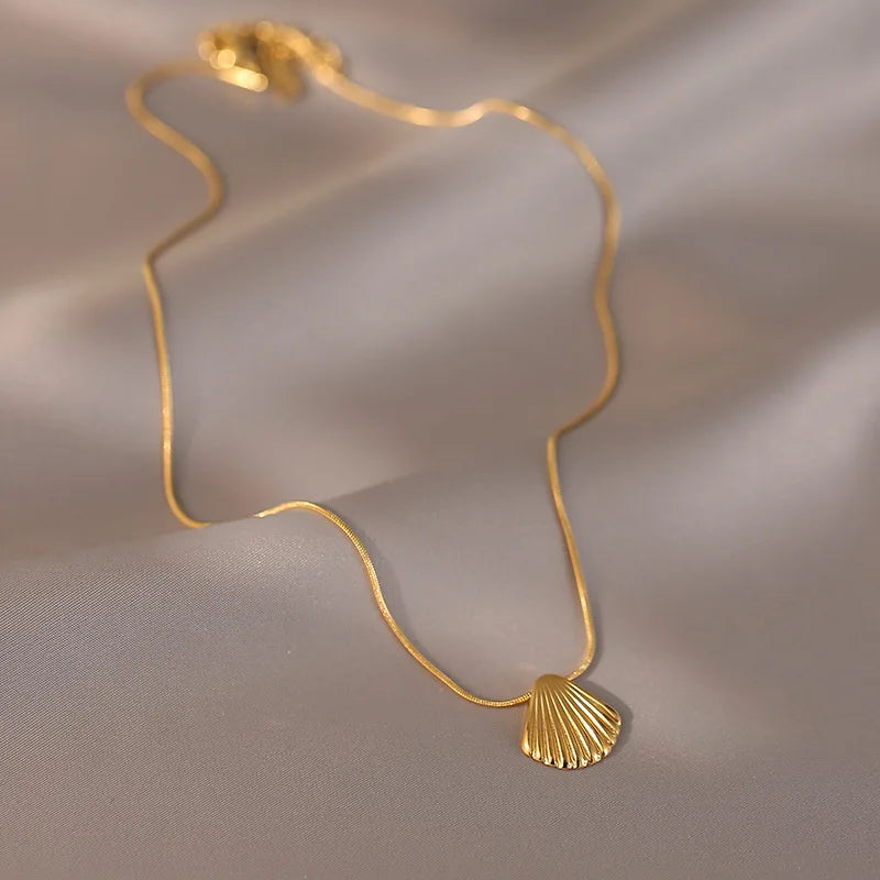 gold shell necklace - MERGE.DAY.1.FREESTYLE