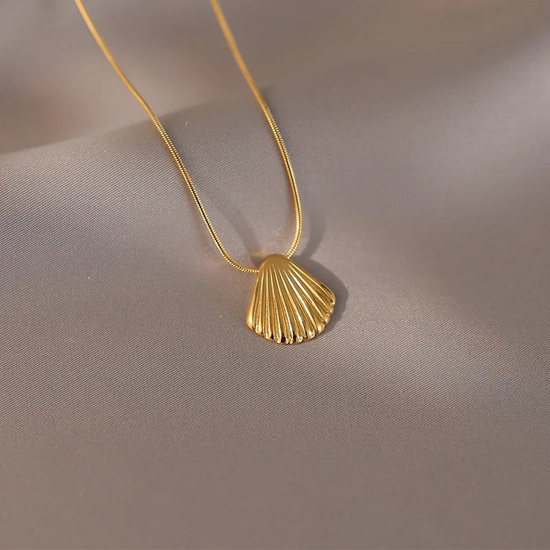 gold shell necklace - MERGE.DAY.1.FREESTYLE